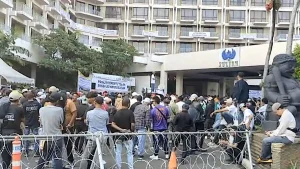 Jelang Eksekusi Hotel Sultan, Kawat Berduri dan Mobil Komando Disiagakan
