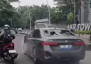 Mobil Mewah Diduga Tabrak Ojol Didepan Universitas Mercu Buana Dikerja Sampai Kebon Jeruk