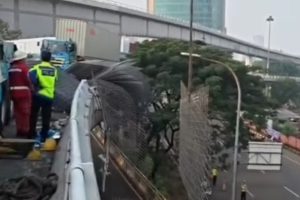 Truk Trailer Muatan Besi Terguling di Flyover Tomang, Akses Tol Arah Periok dan Cawang Ditutup Sementara