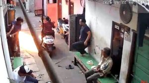 Viral Ibu dan Anak Dilempari Melotov saat Naik Motor di Jakut