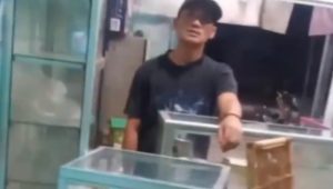Viral Pria Diduga Bawa Golok Palak Penjaga Apotek di Pesawaran