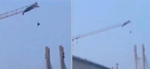 Viral! Paralayang Tersangkut di Tower Crane Setinggi 60 Meter, Proses Evakuasi Jadi Sorotan