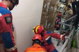 Pria Tewas Terjepit Lift Barang di Pertokoan Roxy Mas