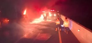 Bus Gunung Harta Terbakar di Tol Nganjuk, Kru dan Seluruh Penumpang Berhasil Dievakuasi