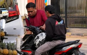 Viral Pengendara Alphard Diduga Rusak Motor Ojol Gegera Senggol Spion