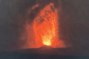 Abu Vulkanik Gunung Anak Krakatau Capai Jakarta, Sekolah Beralih ke PJJ