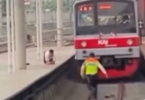 Viral Pria Nekat Turun ke Rel Saat KRL Melintas di Stasiun Tanah Abang